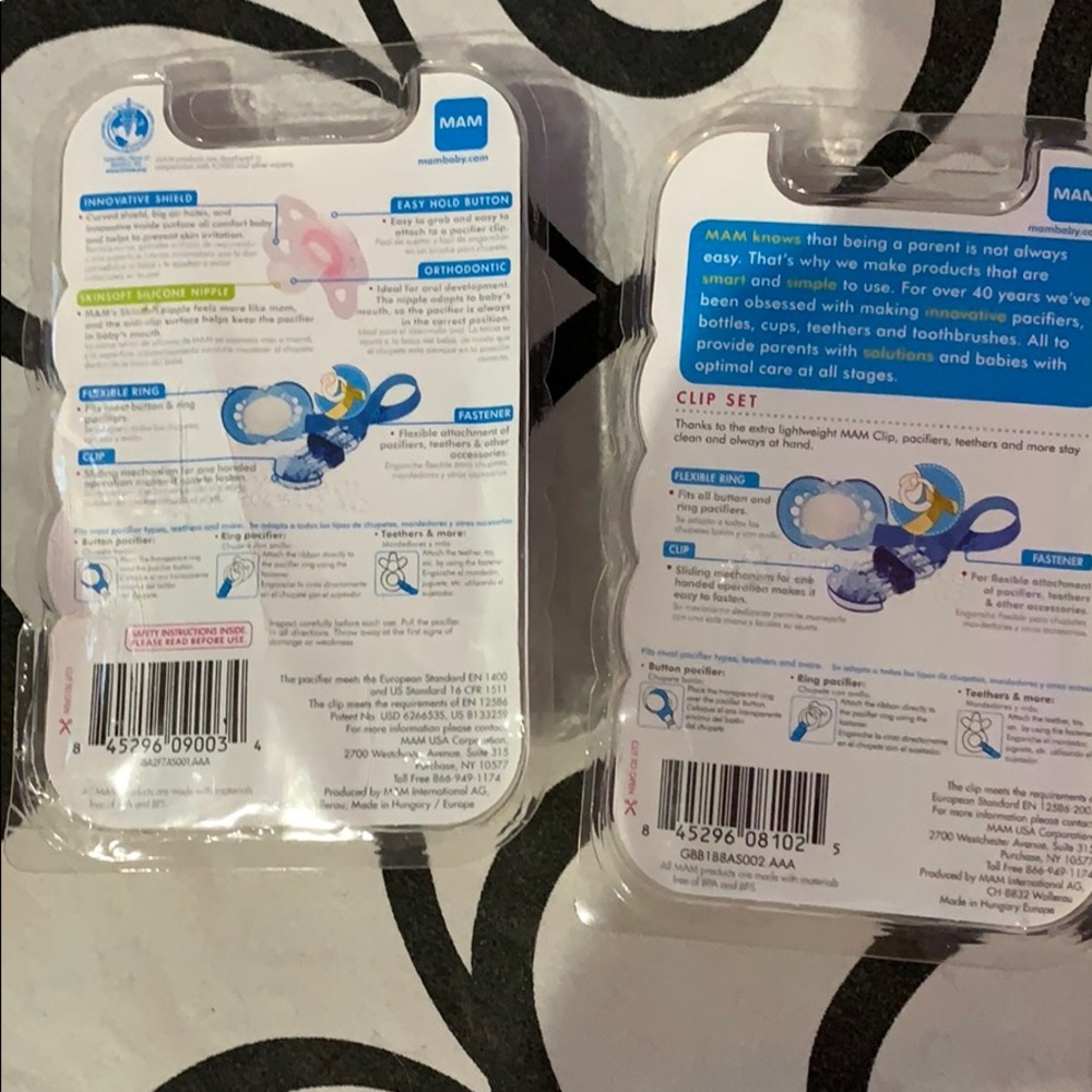 Two pacifiers and two clips - Picture 4 of 4